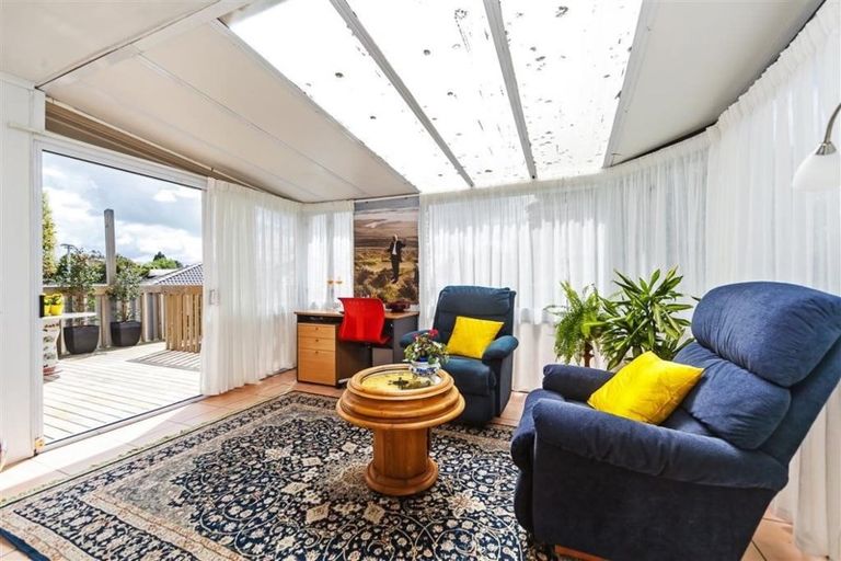 Photo of property in 6 Maunder Place, New Lynn, Auckland, 0600