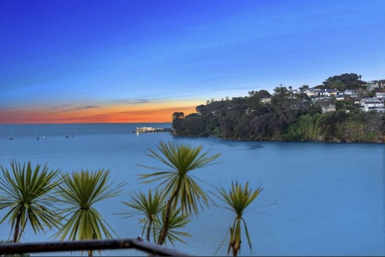 Photo of property in 2/102 Queen Street, Northcote Point, Auckland, 0627