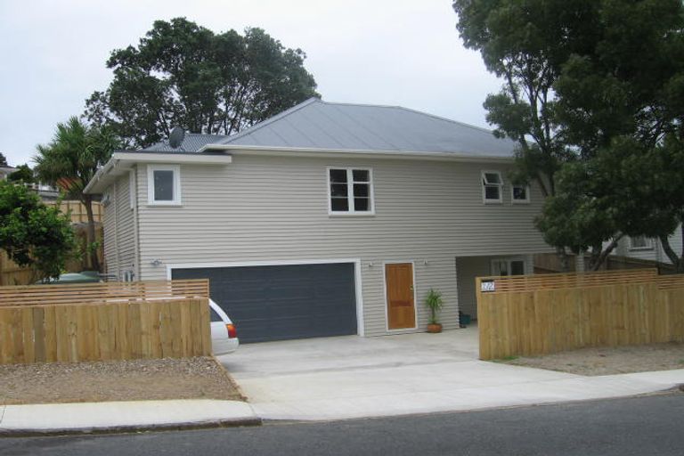 Photo of property in 1/2 Sovereign Place, Glenfield, Auckland, 0629