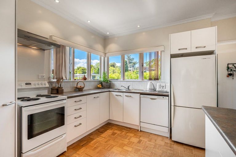 Photo of property in 16 Deane Avenue, Titirangi, Auckland, 0604