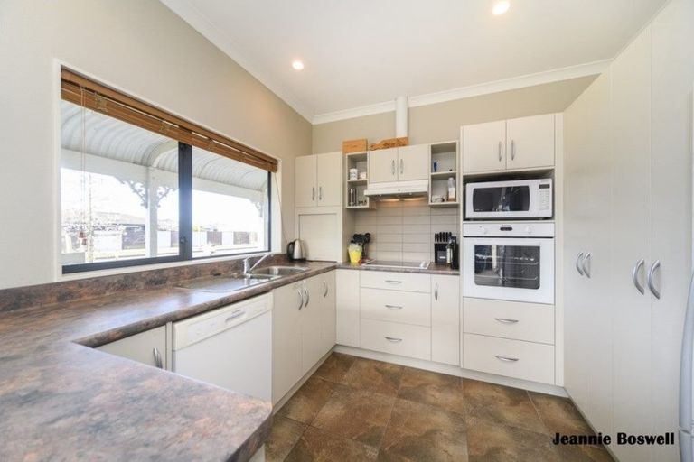 Photo of property in 6 Pegasus Place, Kelvin Grove, Palmerston North, 4414