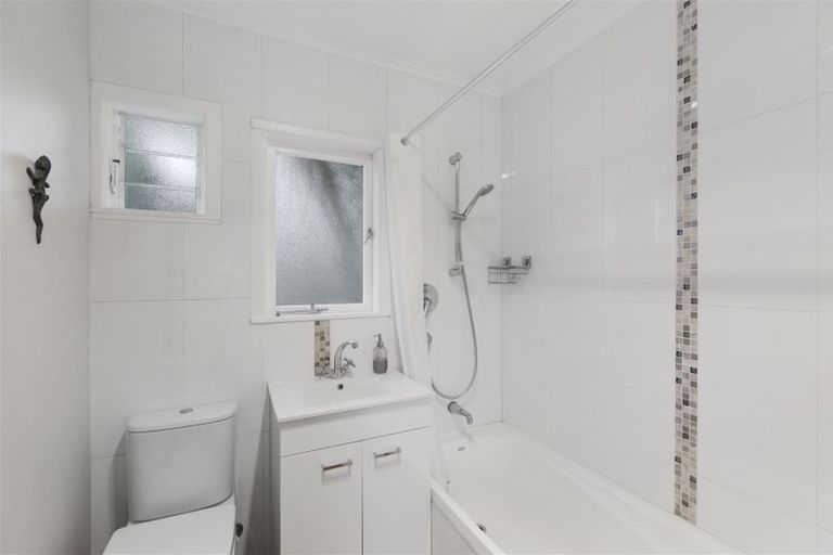 Photo of property in 1/3 Ellice Road, Totara Vale, Auckland, 0629