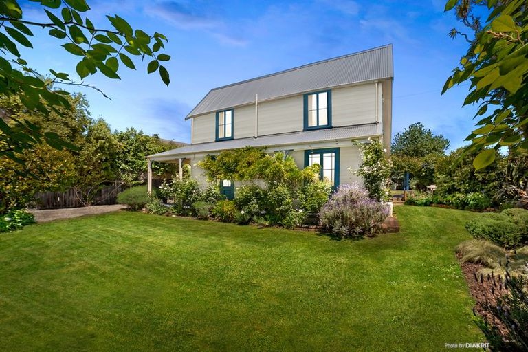 Photo of property in 16 Jellicoe Street, Greytown, 5712