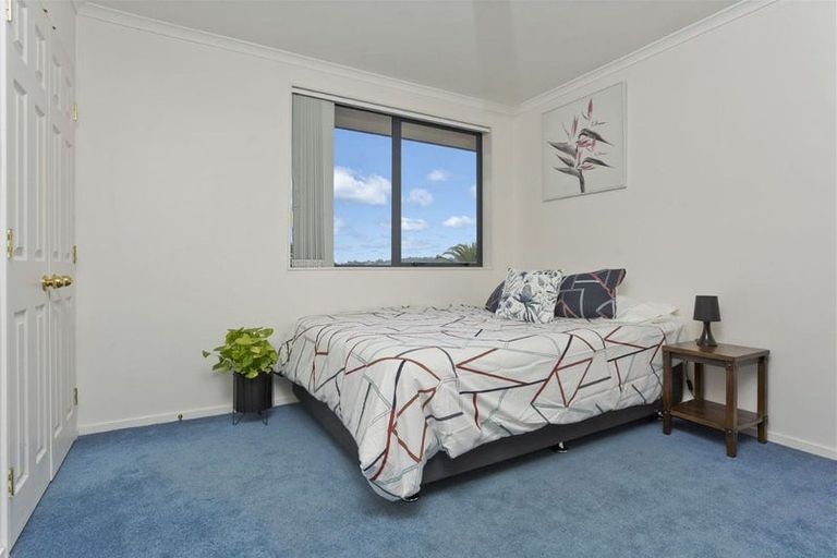 Photo of property in 16 Plumstead Rise, Glen Eden, Auckland, 0602