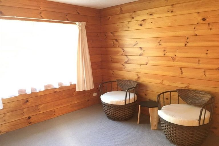 Photo of property in 2/8 Camilla Grove, Totara Vale, Auckland, 0629