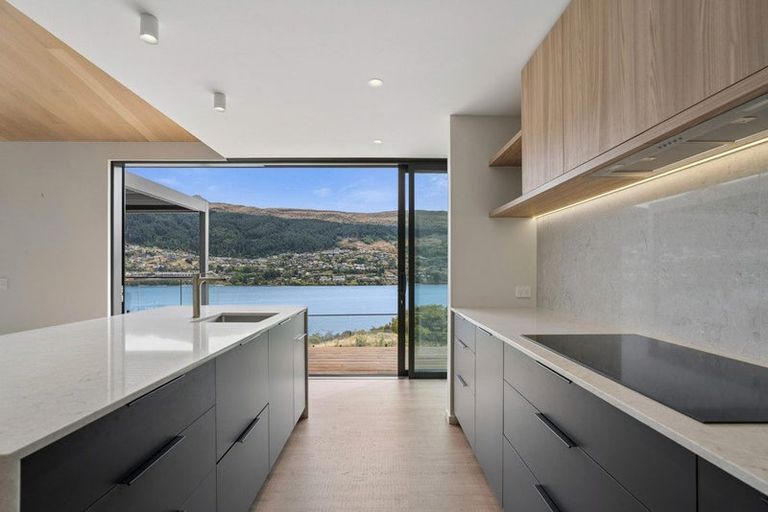 Photo of property in 6 Red Deer Rise, Kelvin Heights, Queenstown, 9300