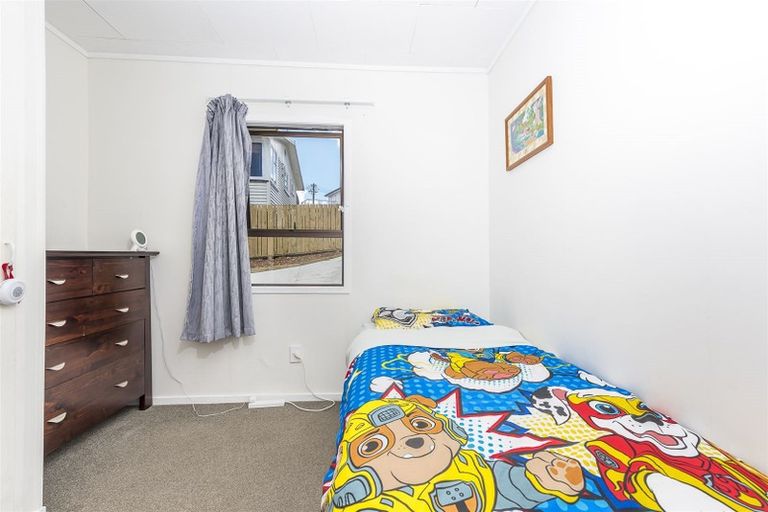 Photo of property in 23 Luckens Road, West Harbour, Auckland, 0618