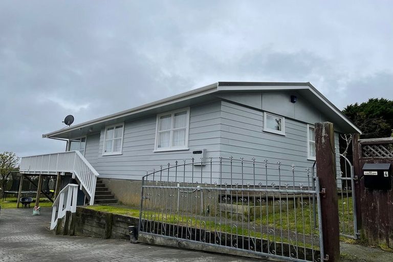 Photo of property in 4 Sloane Terrace, Newlands, Wellington, 6037