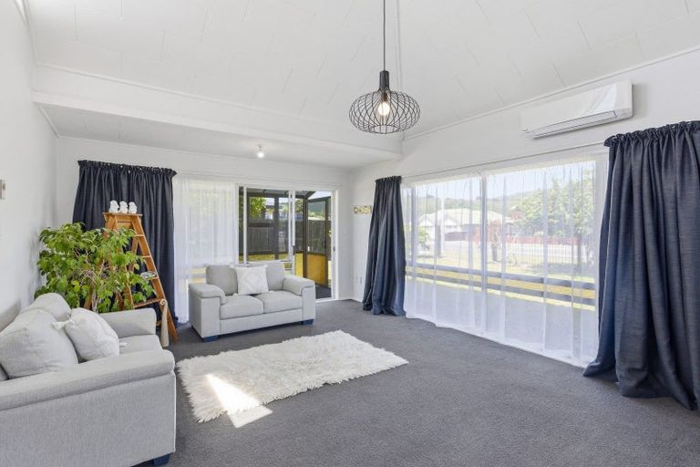 Photo of property in 2 Cypress Grove, Paraparaumu, 5032
