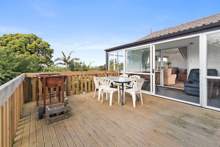 Photo of property in 11 Landsdale Place, Massey, Auckland, 0614