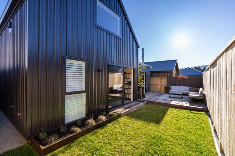 Photo of property in 38 Shelduck Road, Jacks Point, 9371