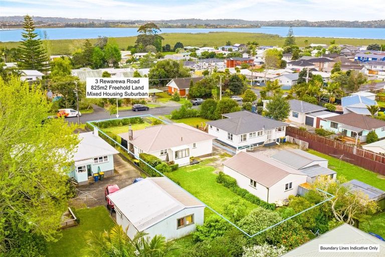 Photo of property in 3 Rewarewa Road, Te Atatu Peninsula, Auckland, 0610