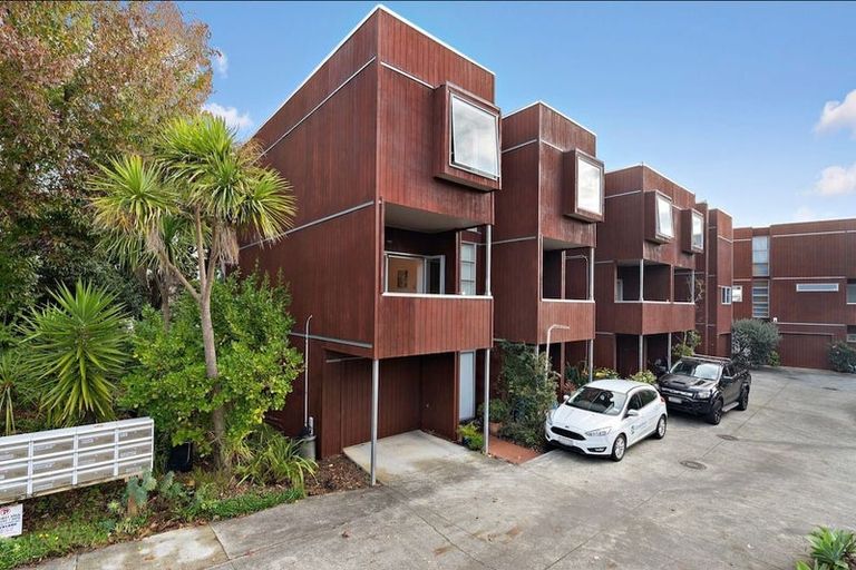 Photo of property in 76c Edmonton Road, Henderson, Auckland, 0612