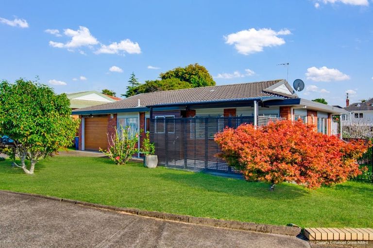 Photo of property in 52 Bodi Place, Te Atatu South, Auckland, 0610