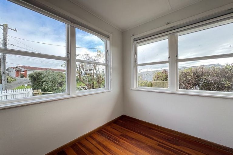 Photo of property in 16 Beazley Avenue, Paparangi, Wellington, 6037