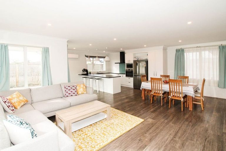 Photo of property in 2 Routhan Way, Carterton, 5713