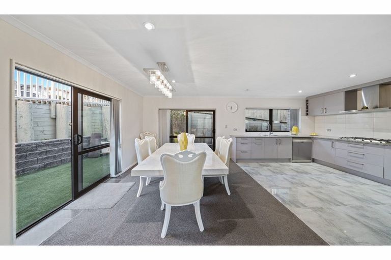 Photo of property in 14 Kereru Rise, Papakura, 2110