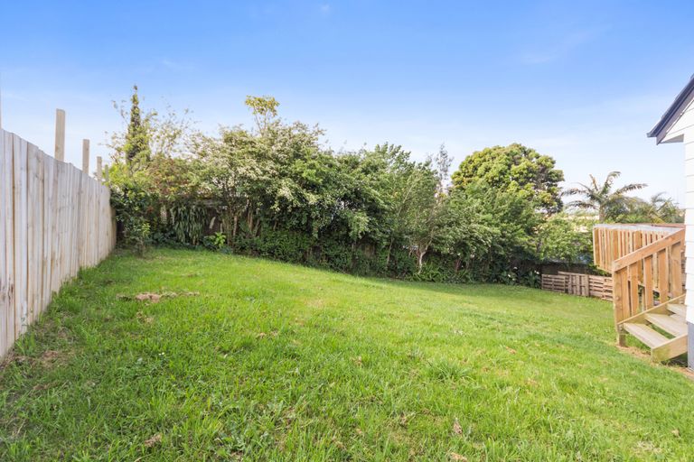 Photo of property in 11 Landsdale Place, Massey, Auckland, 0614