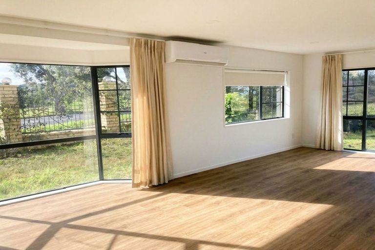Photo of property in 2 Cyclamen Road, Mangere, Auckland, 2022