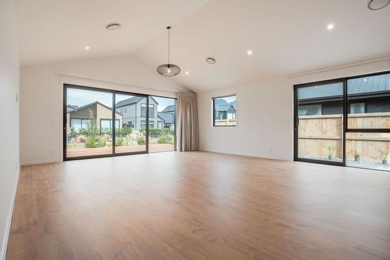 Photo of property in 19 Shelduck Road, Jacks Point, 9371