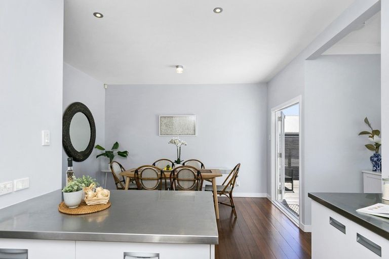 Photo of property in 114 Nevay Road, Karaka Bays, Wellington, 6022