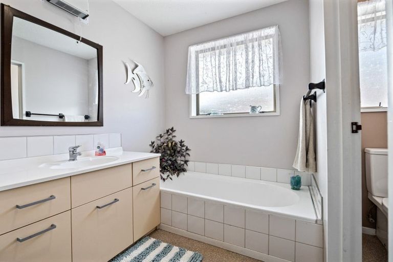 Photo of property in 25 Heaphy Place, Casebrook, Christchurch, 8051