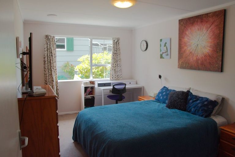 Photo of property in 40f2 Salford Street, Newlands, Wellington, 6037