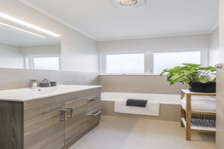 Photo of property in 27 Renata Crescent, Te Atatu Peninsula, Auckland, 0610