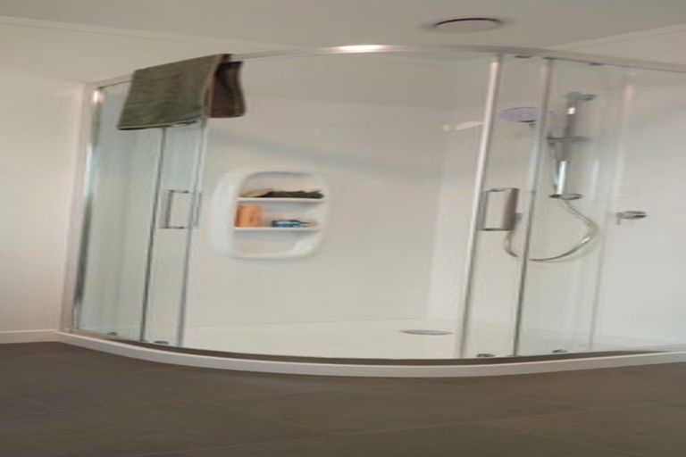 Photo of property in 24 Holdaway Avenue, Northcote, Auckland, 0627