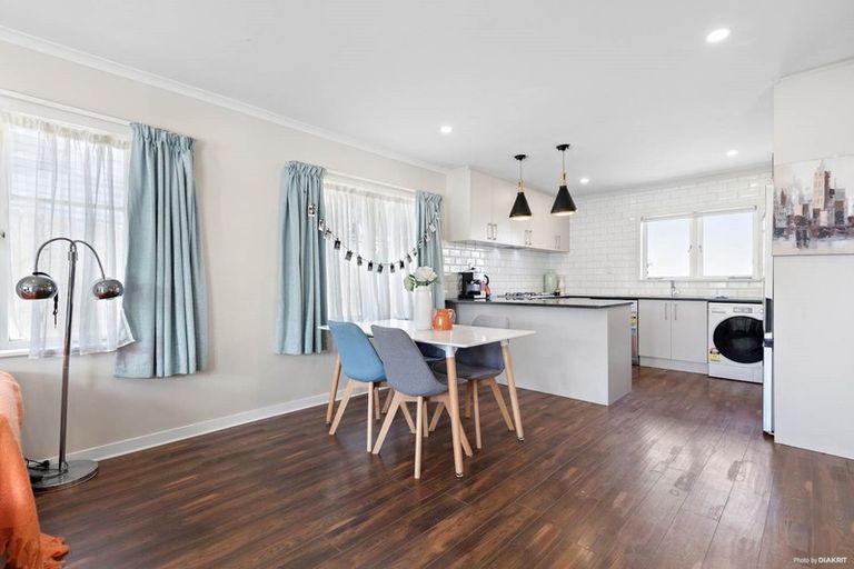 Photo of property in 6 Celsmere Lane, Te Atatu Peninsula, Auckland, 0610