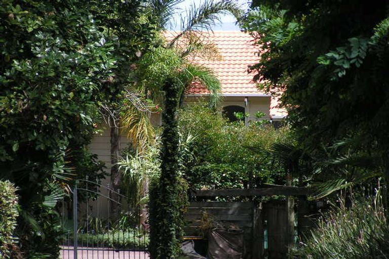Photo of property in 28 Clarence Road, Northcote Point, Auckland, 0627