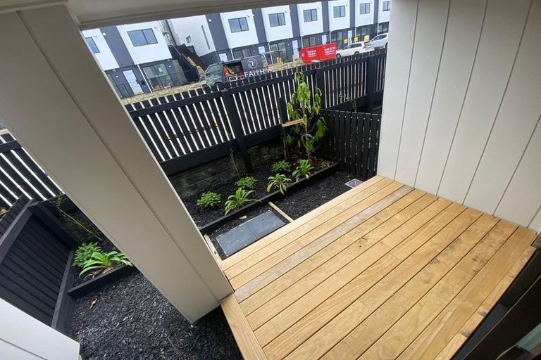 Photo of property in 2 Mikoikoi Crescent, Mangere Bridge, Auckland, 2022