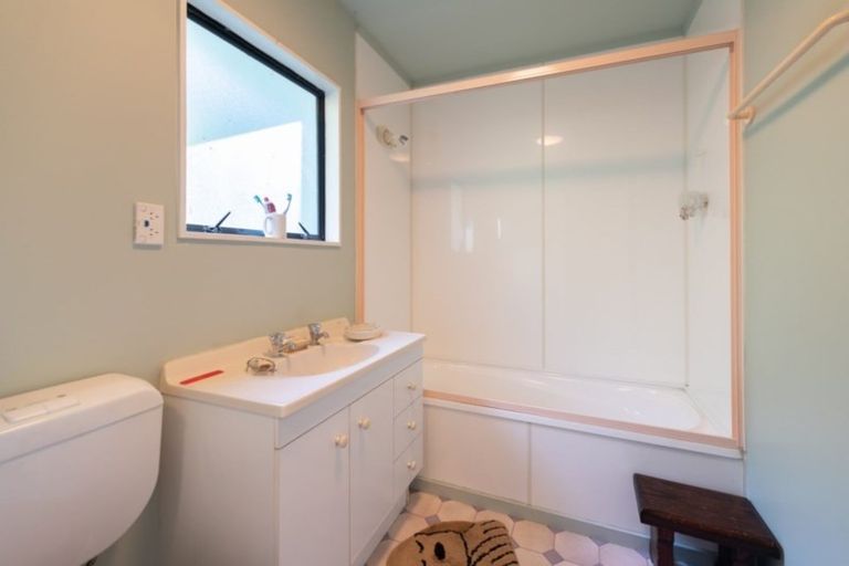 Photo of property in 422f3 Queens Drive, Lyall Bay, Wellington, 6022