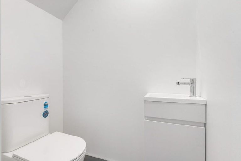 Photo of property in 1/1 Roseberry Avenue, Birkenhead, Auckland, 0626