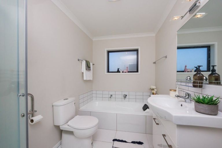Photo of property in 4 Butler Place, Fitzherbert, Palmerston North, 4410