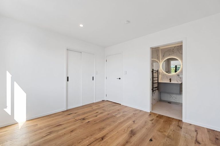 Photo of property in 5d Glendhu Road, Bayview, Auckland, 0629