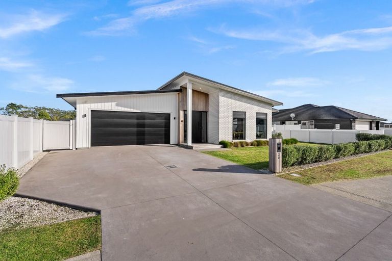 Photo of property in 20 Maturiki Drive, One Tree Point, 0118