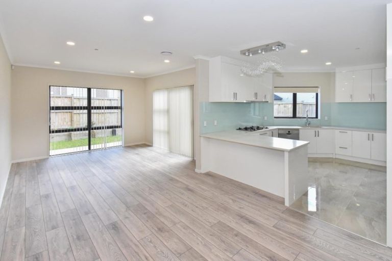 Photo of property in 25 Drumbuoy Drive, Flat Bush, Auckland, 2019