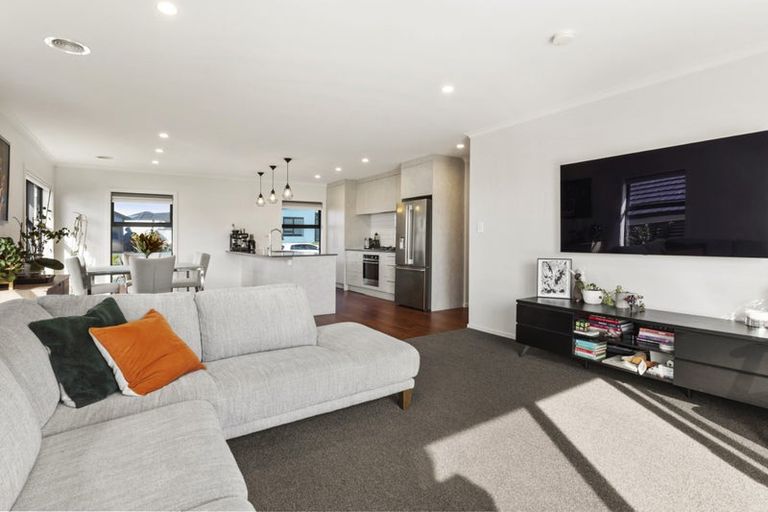 Photo of property in 5 Boeing Way, Newlands, Wellington, 6037