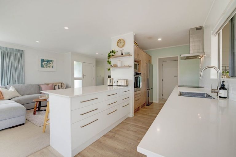 Photo of property in 1/39 Camrose Place, Glenfield, Auckland, 0629