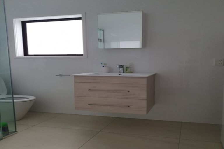 Photo of property in 1/32 Beach Road, Castor Bay, Auckland, 0620
