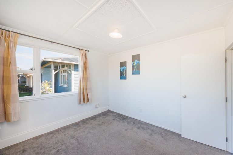 Photo of property in 21 Edgeware Road, Palmerston North, 4410
