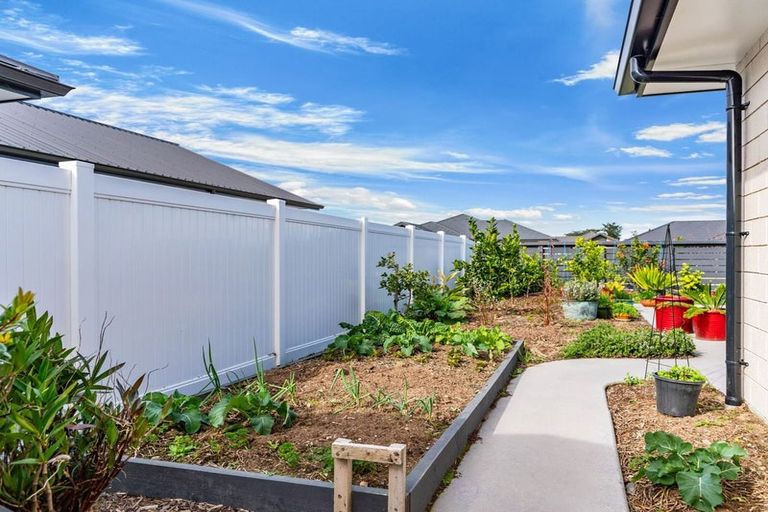Photo of property in 98 Kaurinui Crescent, One Tree Point, 0118