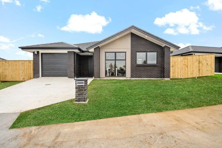 Photo of property in 10 Te Paahi Avenue, Waiuku, 2123