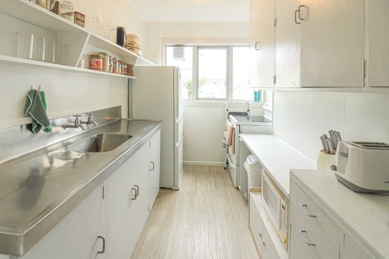 Photo of property in Victoria Court, 11/4u Queen Street, Mount Victoria, Wellington, 6011