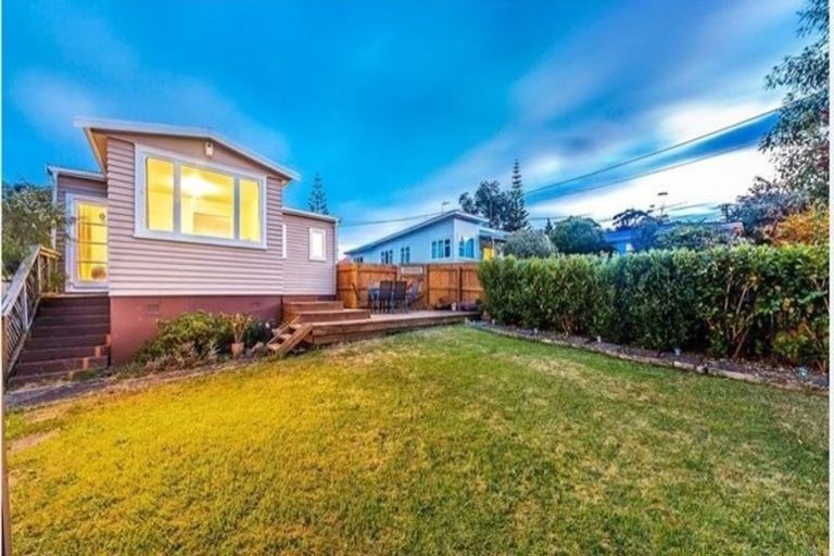 Photo of property in 70 Forrest Hill Road, Forrest Hill, Auckland, 0620