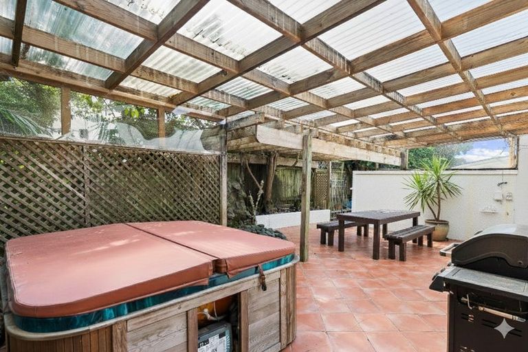 Photo of property in 2/8 City View Terrace, Birkenhead, Auckland, 0626