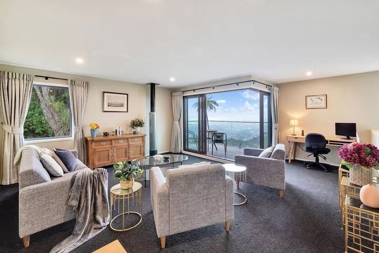 Photo of property in 23 Quinns Road, Waiatarua, Auckland, 0612