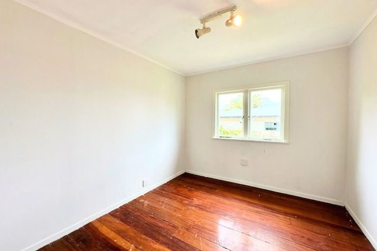 Photo of property in 4 Mceldowney Road, Titirangi, Auckland, 0604