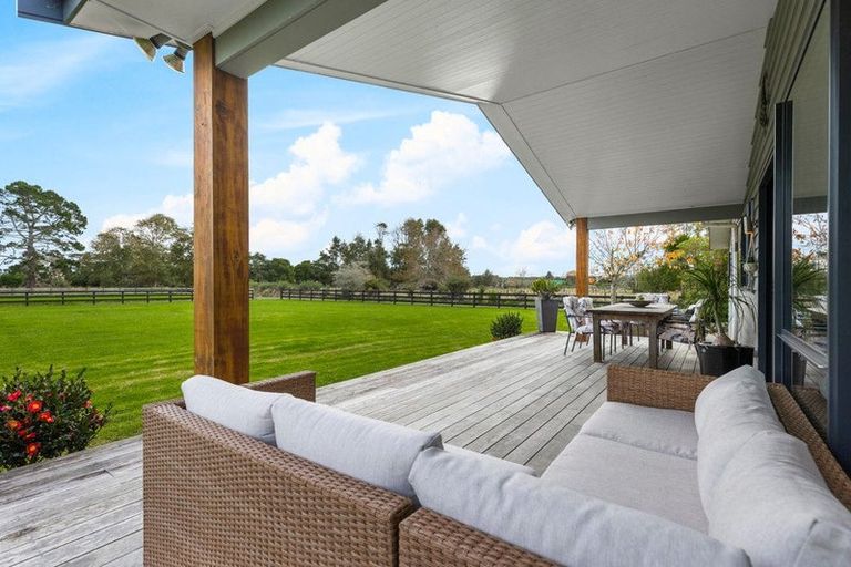 Photo of property in 124 Boord Crescent, Kumeu, 0891